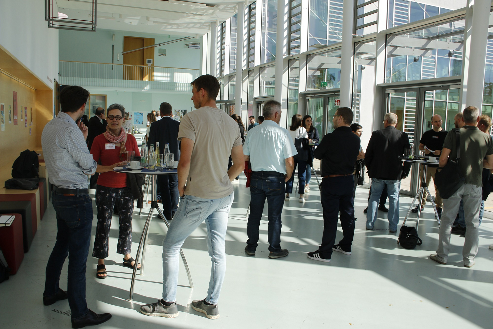 Netzwerktreffen StudiumPLUS 2023, angeregter Austausch im Foyer der Hochschule