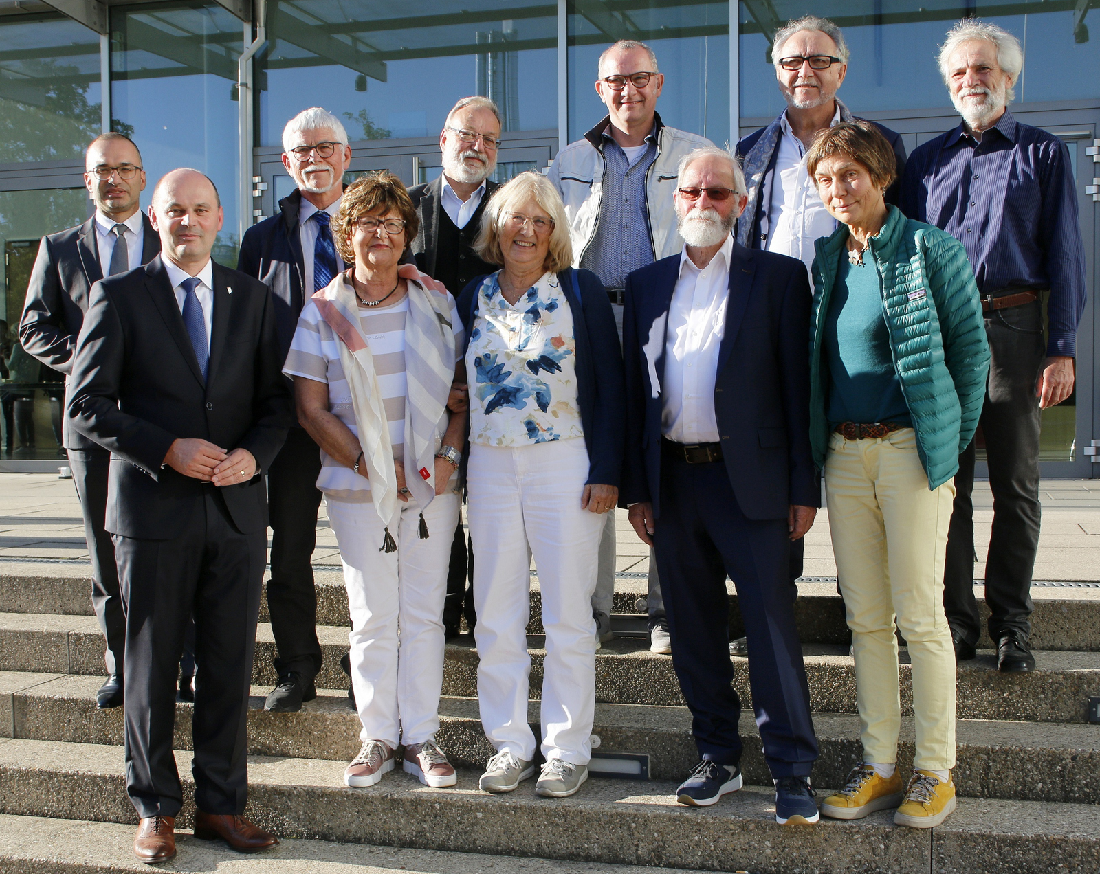 Gruppenbild vor dem D-Gebäude