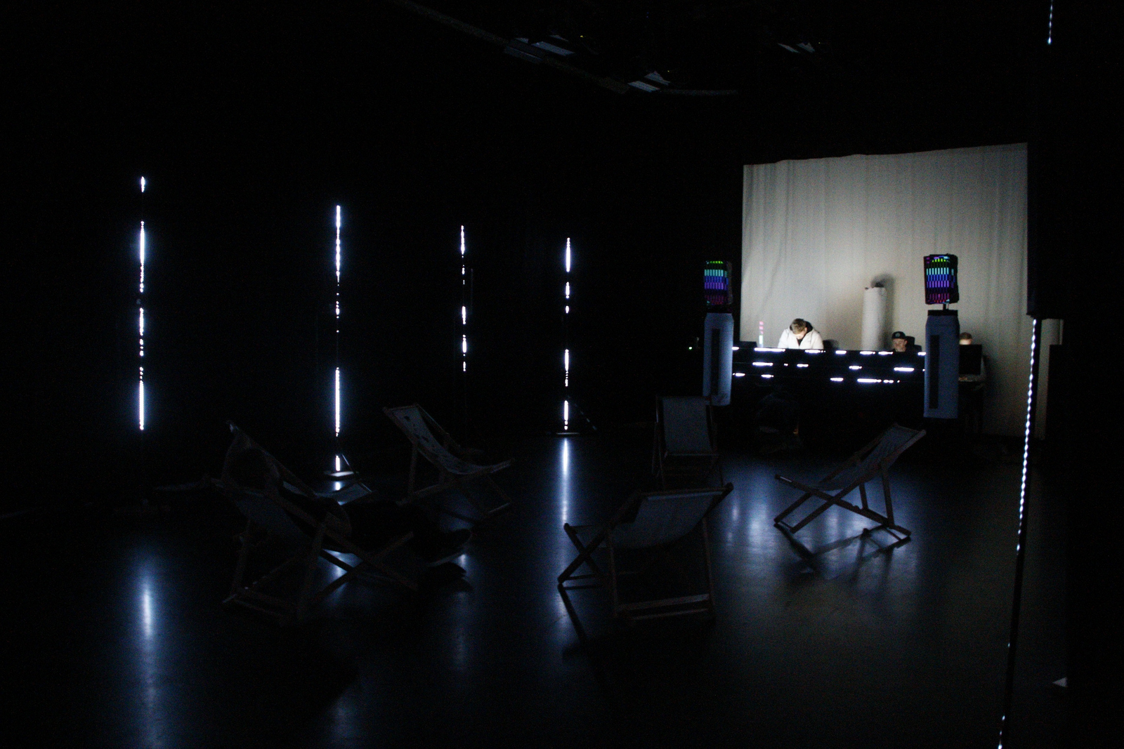 Licht- und Soundinstallation im dunklen Studio