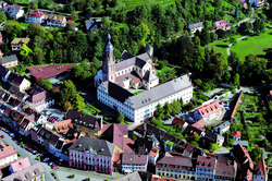 Blick aus der Luft auf das Kloster, den Campus Gengenbach