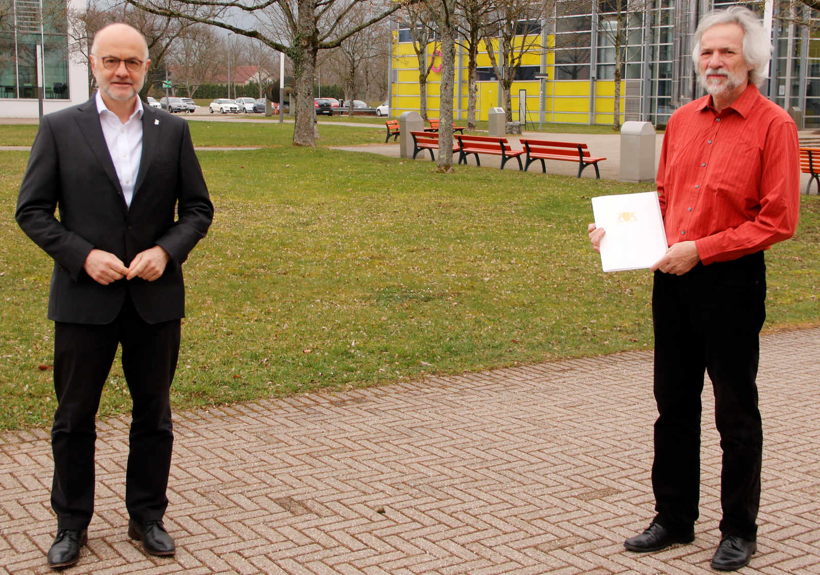 Prof. Dr. winfried Lieber (links) und Prof. Dr. Joachim Jochum (rechts) mit der Ruhestandsurkunde.