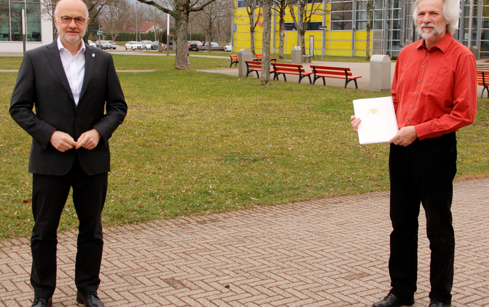 Prof. Dr. winfried Lieber (links) und Prof. Dr. Joachim Jochum (rechts) mit der Ruhestandsurkunde.