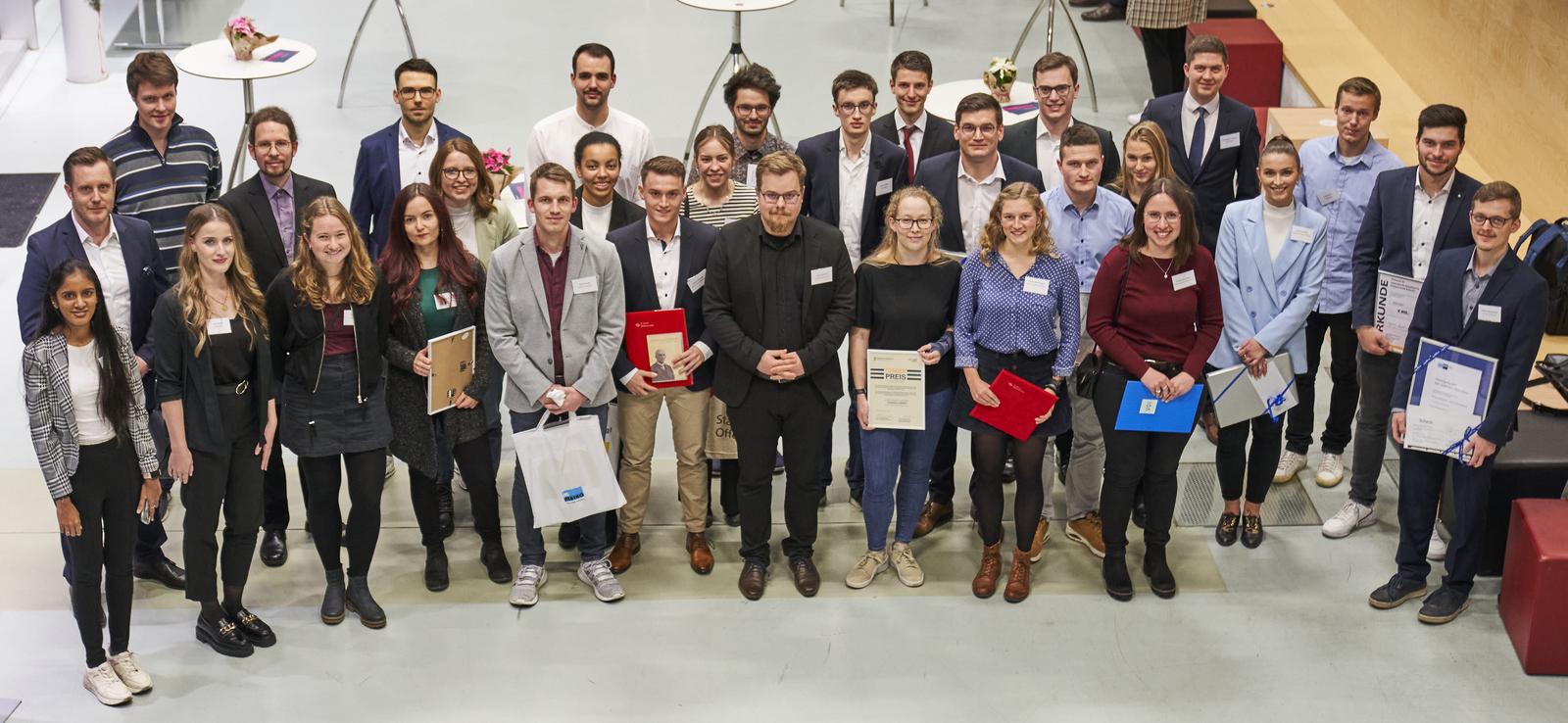 Gruppenbild der Ausgezeichneten mit Prorektor Prof. Dr. Oliver Schäfer im Foyer von Gebäude D