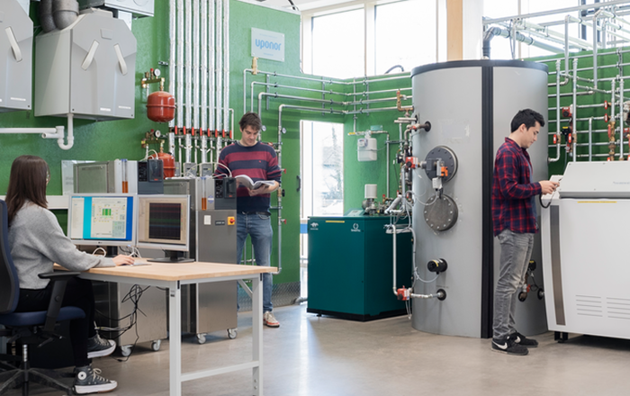 Gruppe von Menschen im Technikum des RIZ