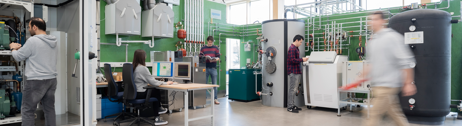 Gruppe von Menschen im Technikum des RIZ