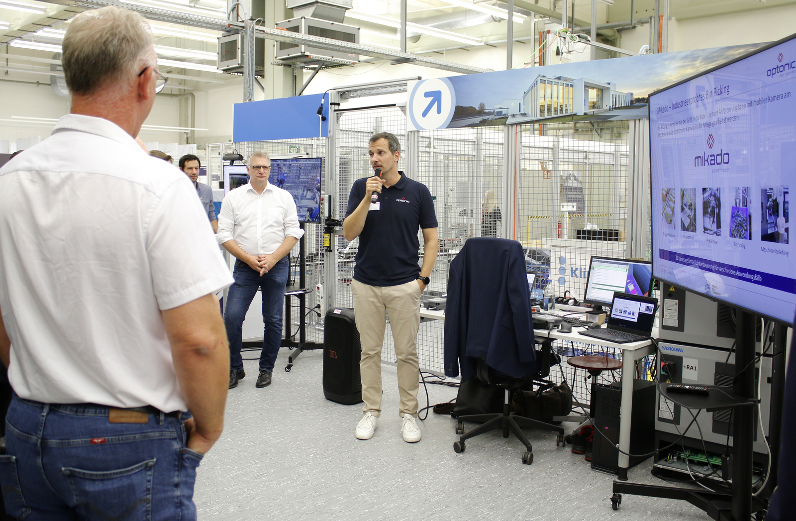 2025-07-15 wvib Robotik Tag Ein Mann steht neben einem Großbildschirm und erklärt den Umstehenden was darauf zu sehen ist