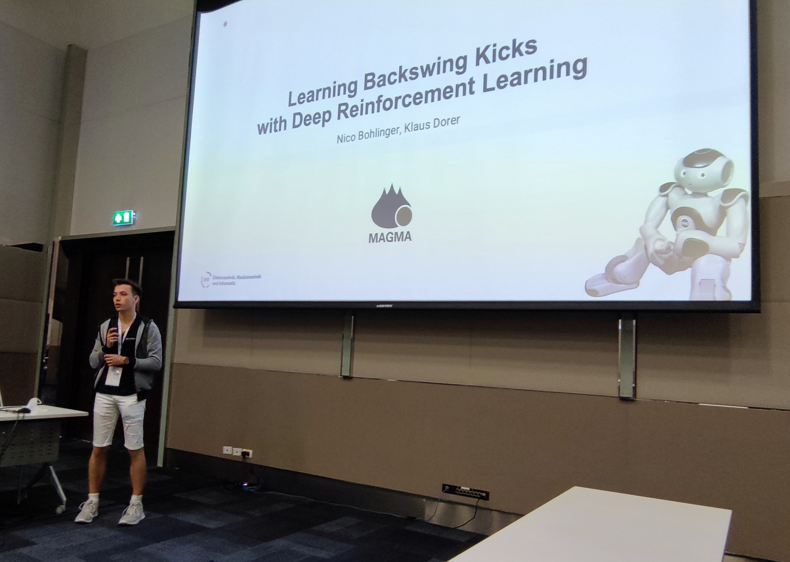 Nico Bohlinger steht bei seinem Vortrag in der Scientific Challenge vor einer großen Leinwand.