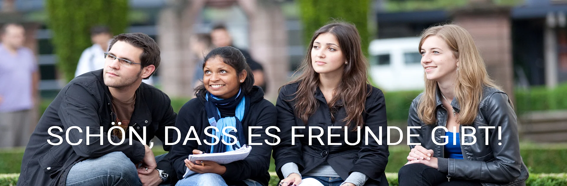 Gruppenbild von Studierenden mit dem Schriftzug: Schön, dass es Freunde gibt