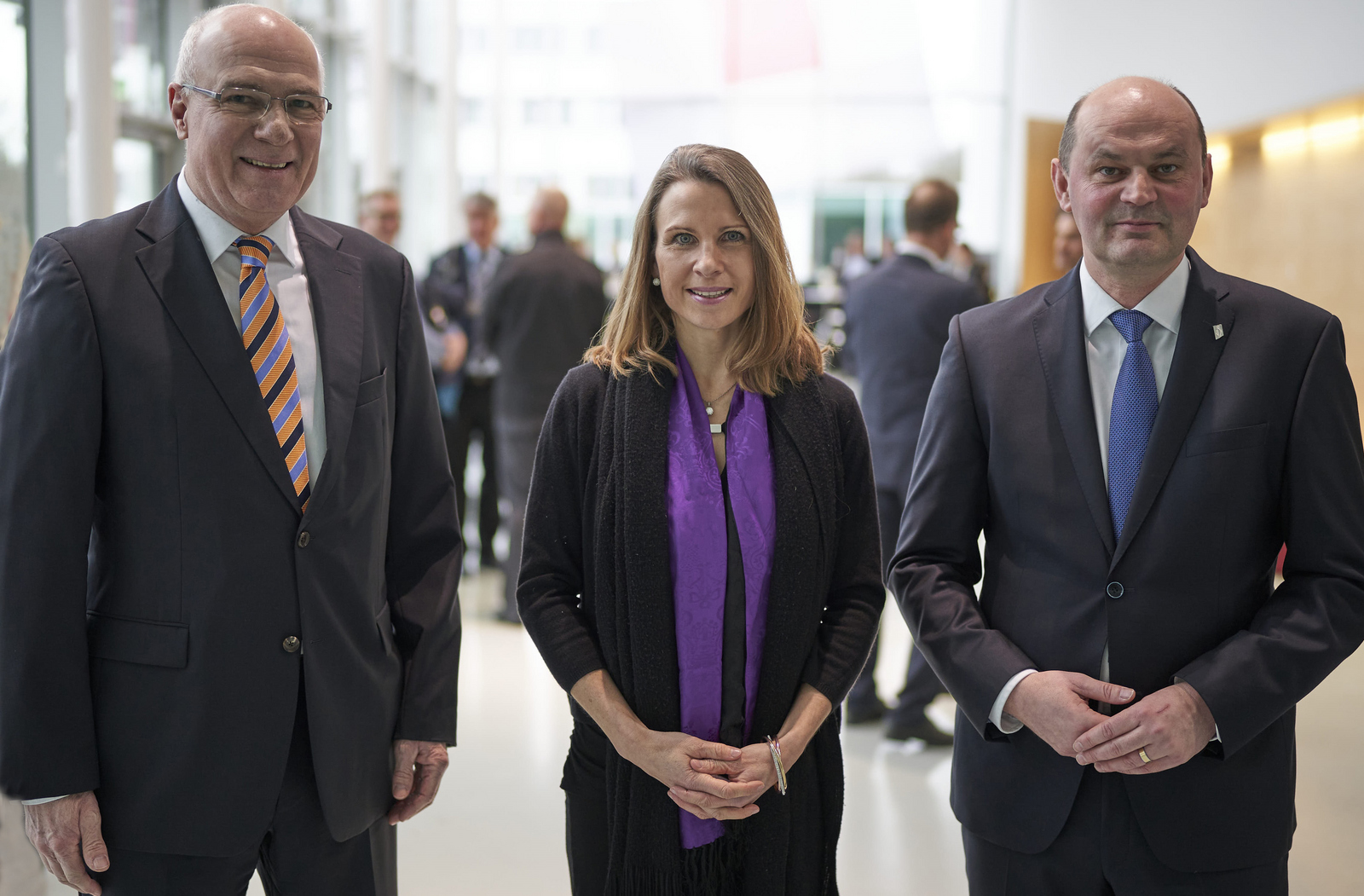 Helmut Schareck, Nicola Osypka und Stephan Trahasch stehen nebeneinander im Foyer von Gebäude D. 