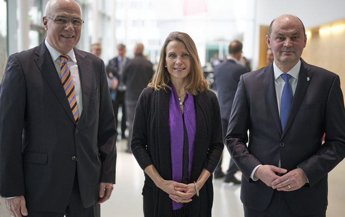 Helmut Schareck, Nicola Osypka und Stephan Trahasch stehen nebeneinander im Foyer von Gebäude D. 