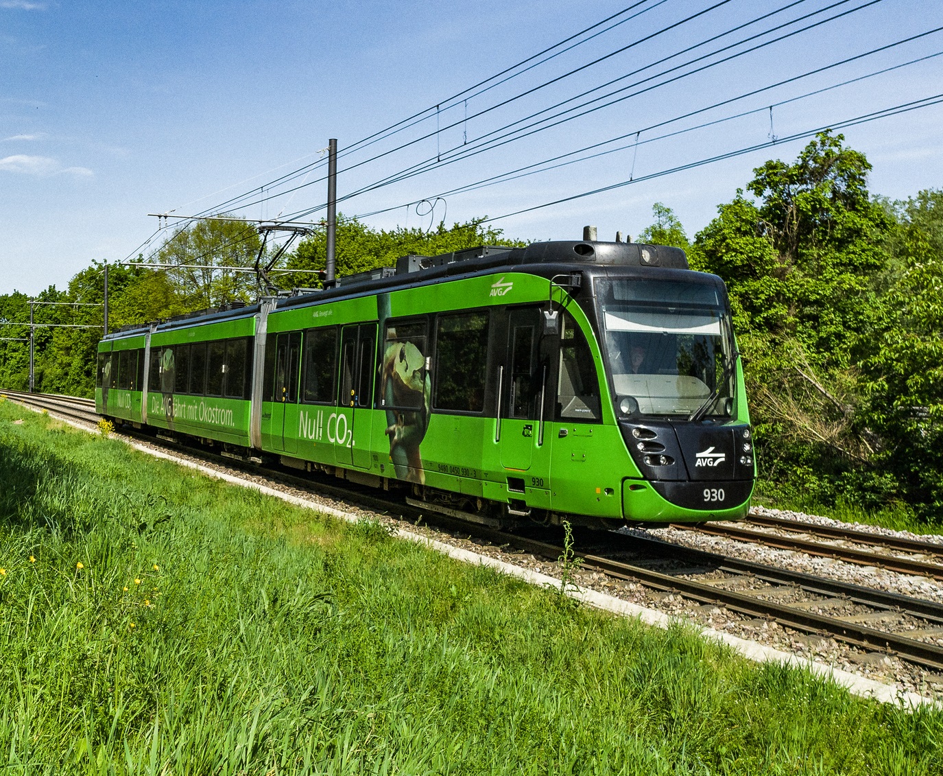 Eine S-Bahn, die neben Personen auch Güter transportiert.