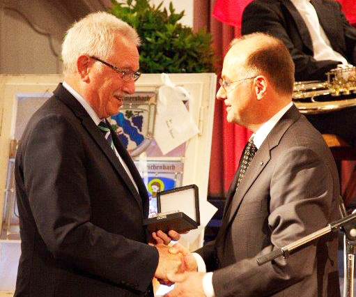 Michael Roschach (links) mit der Ehrenmedaille in der linken Hand schüttelte Prof. Dr. Winfried Lieber (rechts) die Hand 