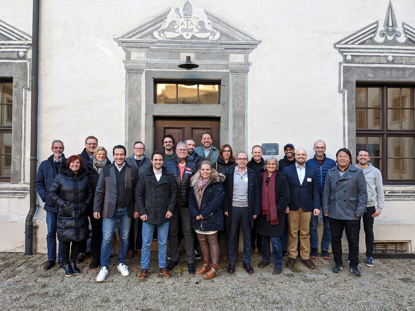 Gruppenfoto vor dem Kloster