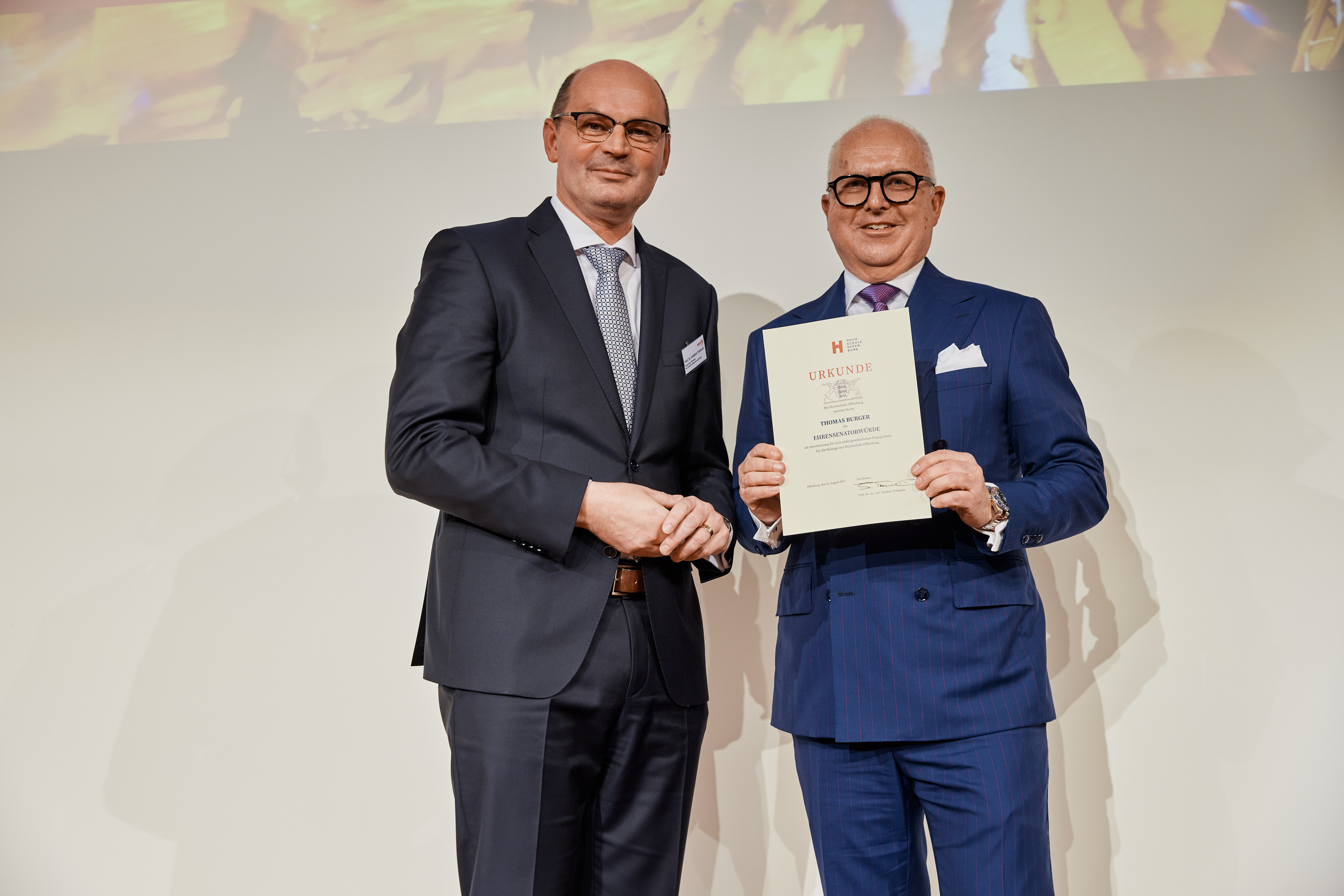Stephan Trahasch (links) und Thomas Burger (rechts) stehen nebeneinander auf der Bühne.