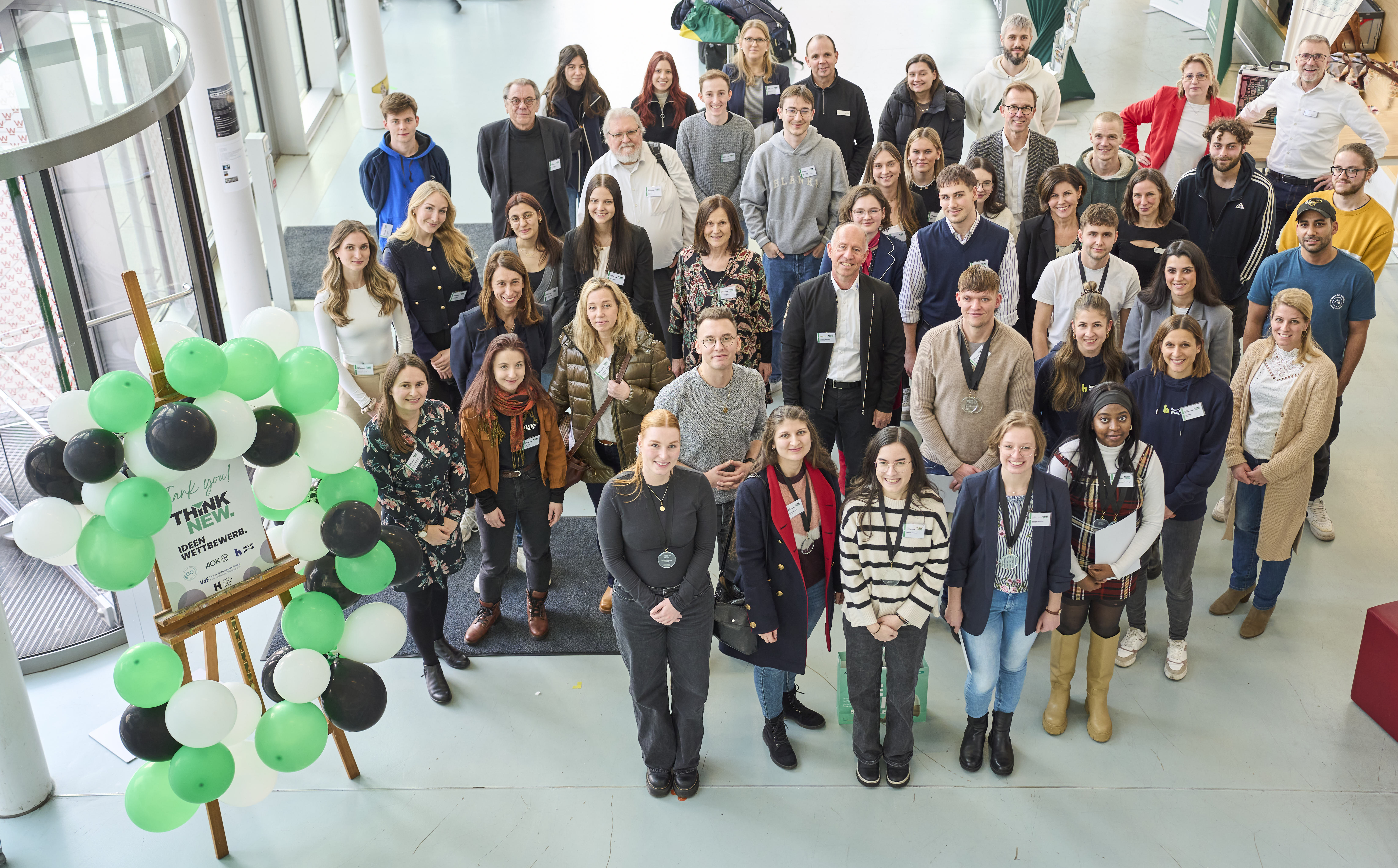 Gruppenfoto der Studierenden und Förderer des THINK NEW Ideenwettbewerbs von oben