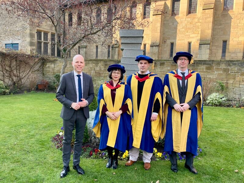Professor Andreas Klasen (left) congratulated Dr. Michael Stopfkuchen (right) and Dr. Juri Suehrer (middle) on the successful acquisition of their doctoral degrees.