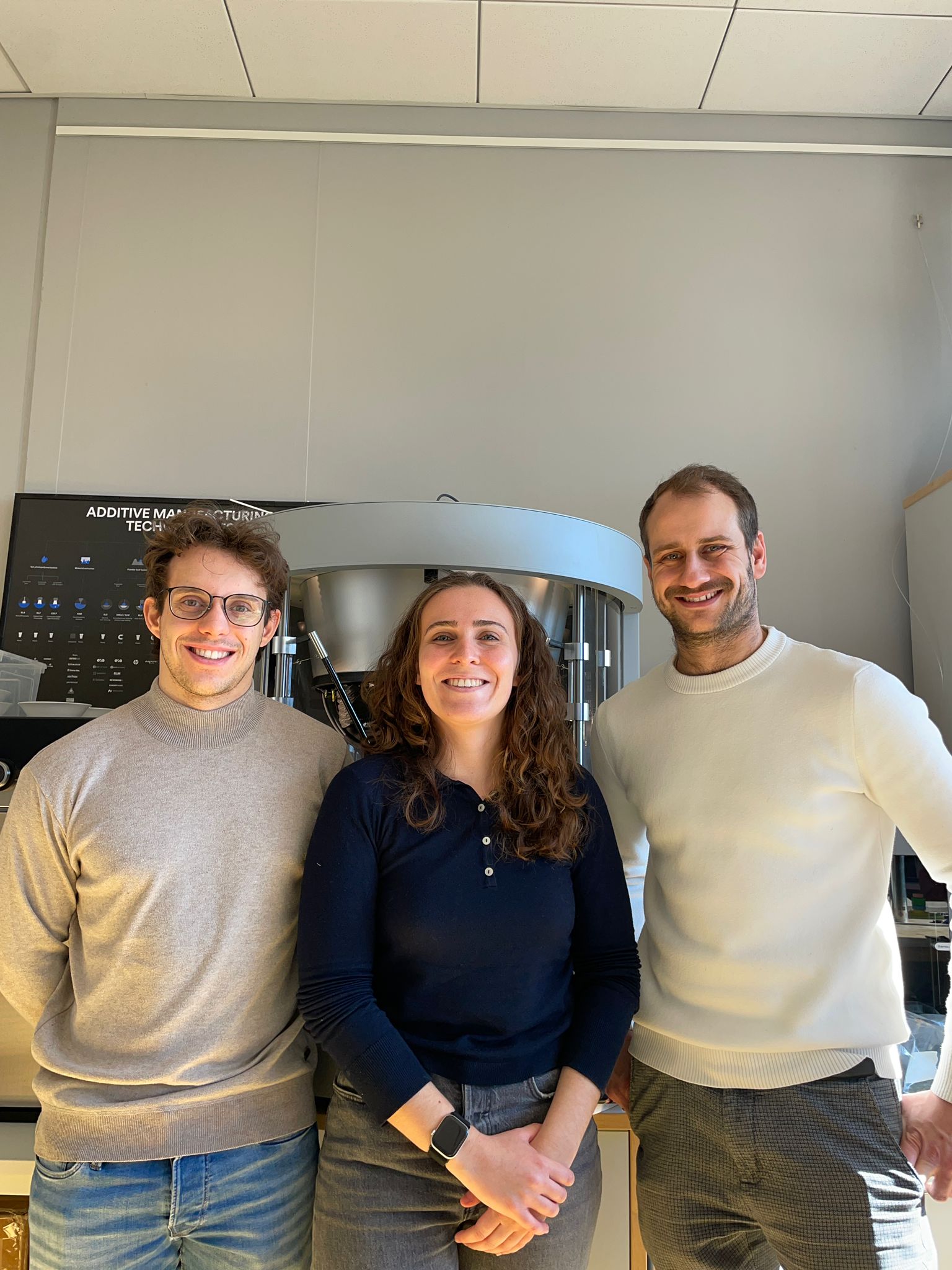 Laura Prior, Marvin Henkel und Daniel Kehret im Labor Rapid Prototyping vor dem Pollen o2 MC