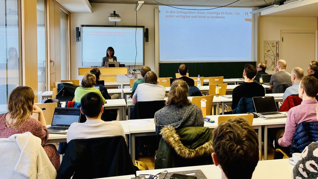 eine Professorin steht vor Studierenden