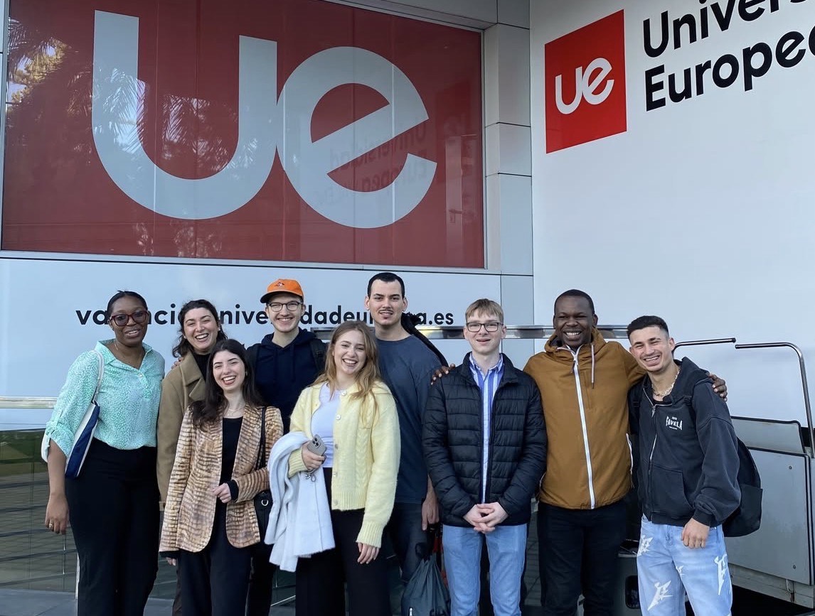 Gruppenfoto von jungen Menschen vor einer Wand mit der Aufschrift Universidad Europea Valencia