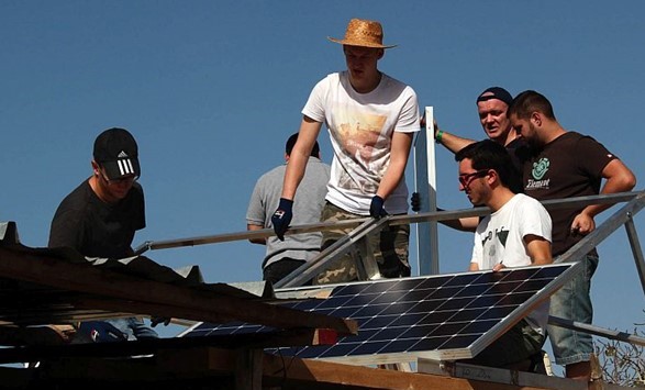 Studierende mit Photovoltaikanlage