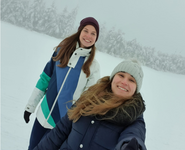 Zwei internationale Studentinnen im Schnee