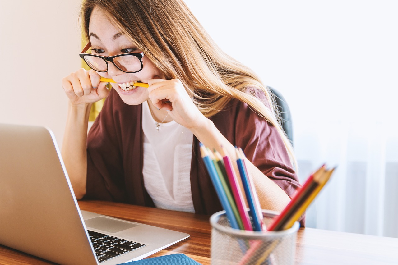 Frau frustriert vor Laptop