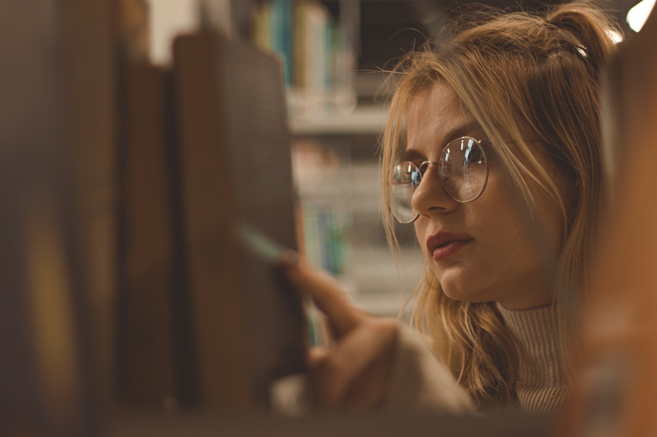 Frau durchsucht Bücher