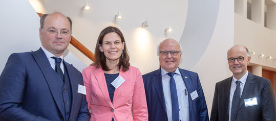 Der Vorstand der Hochschulallianz zusammen mit Dr.-Ing. E.h. Martin Herrenknecht, dem Vorstandsvorsitzenden der Herrenknecht AG. Der Vorstand der Hochschulallianz zusammen mit Dr.-Ing. E.h. Martin Herrenknecht, dem Vorstandsvorsitzenden der Herrenknecht AG.